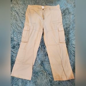 NEW WITH TAGS WOVEN CARGO PANT.